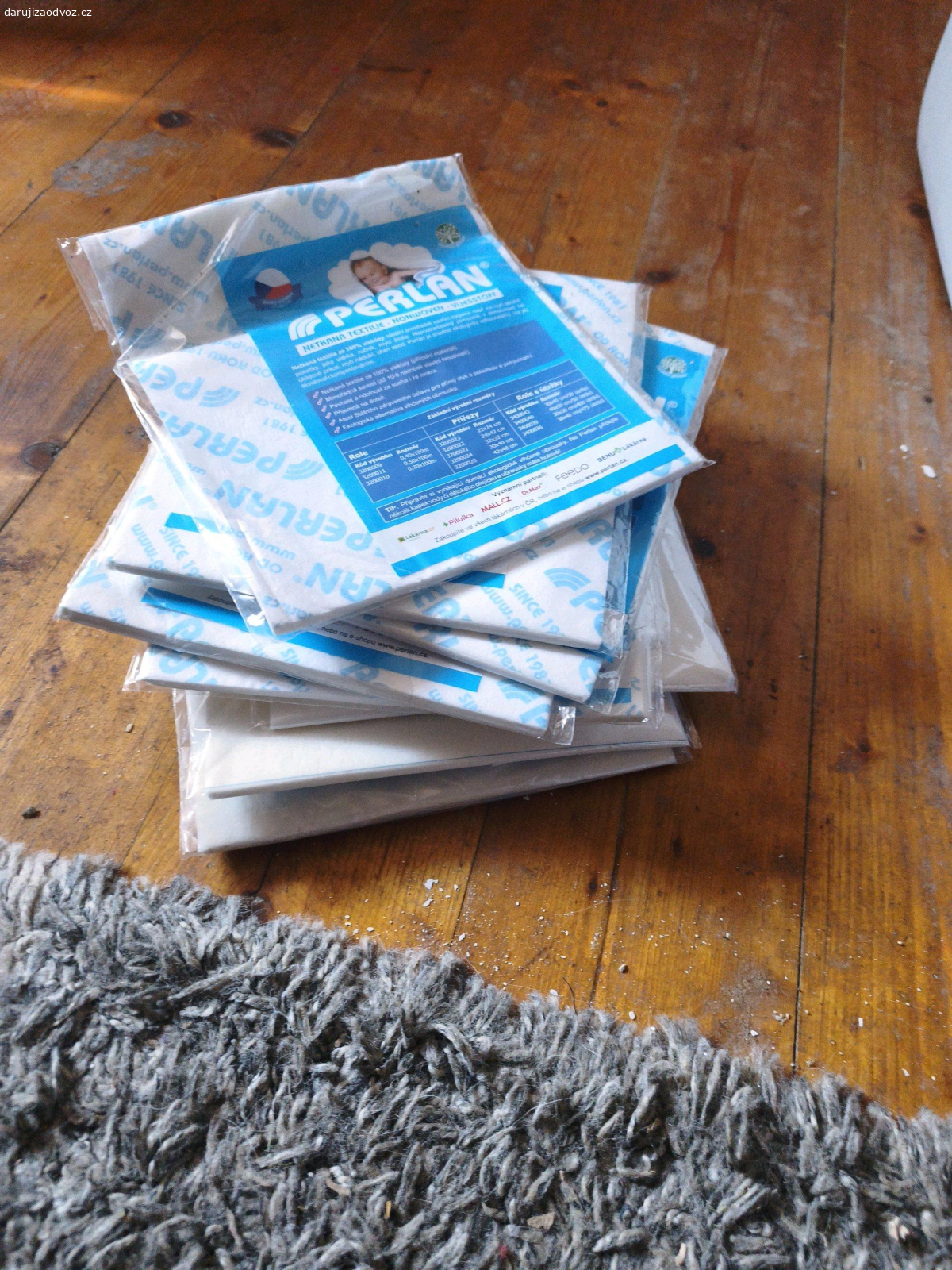 perlan. netkaná textilie pro osobní hygienu jak u miminka tak u seniorů.. pro miminko přidám i chobotničku ta je tedy potřeba vyprat.