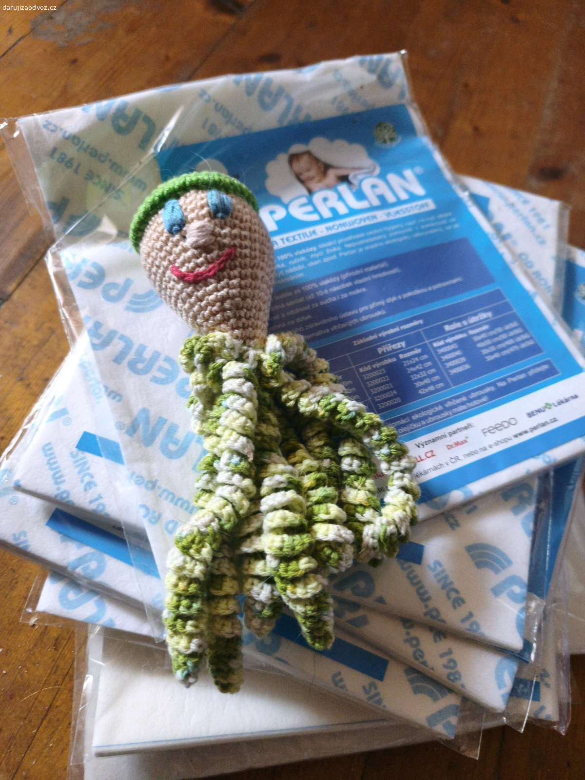 perlan. netkaná textilie pro osobní hygienu jak u miminka tak u seniorů.. pro miminko přidám i chobotničku ta je tedy potřeba vyprat.