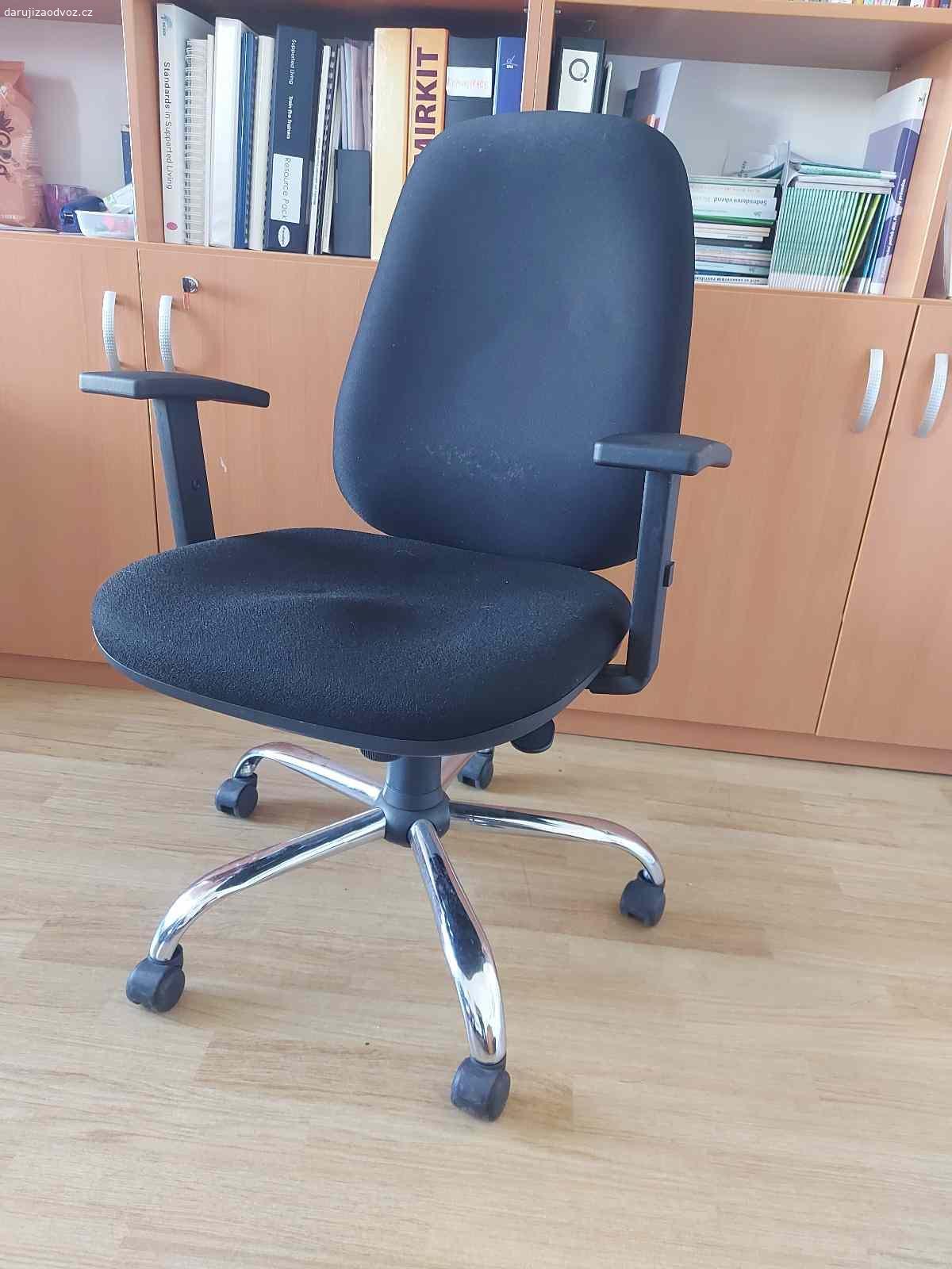 5 funkčních kancelářských židlí za odvoz z Karlína. 5x použité, plně funkční kancelářské židle, černé.