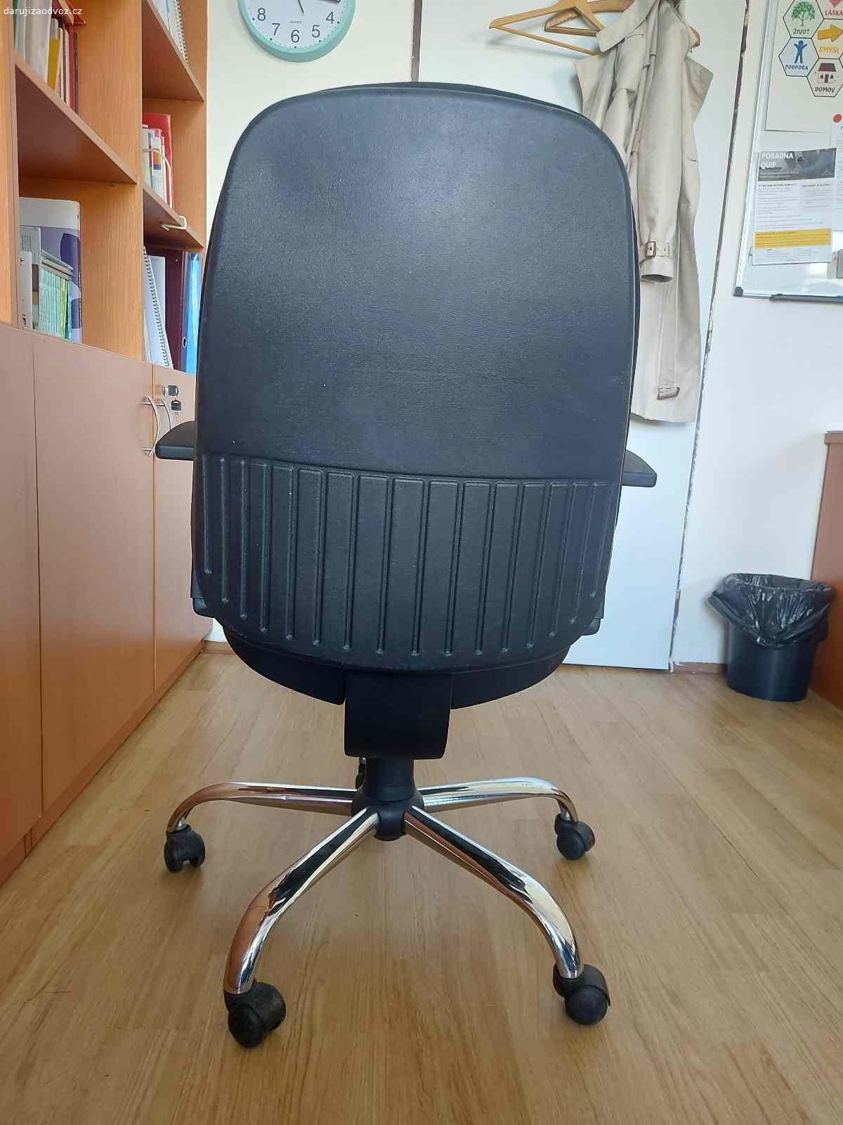 5 funkčních kancelářských židlí za odvoz z Karlína. 5x použité, plně funkční kancelářské židle, černé.