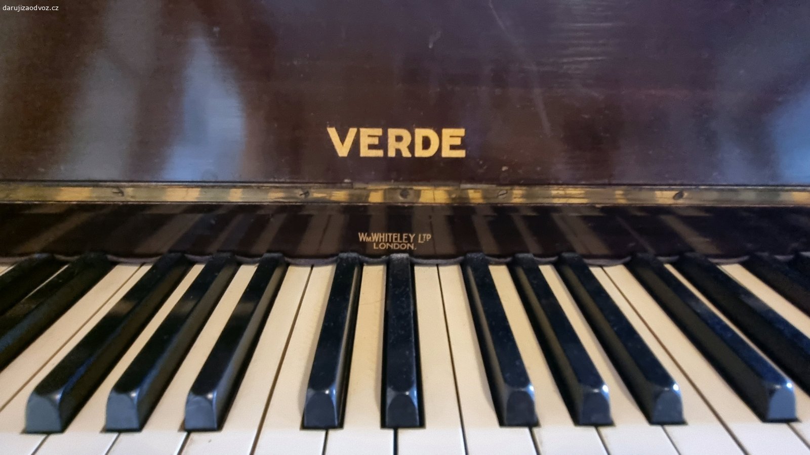Pianino. Daruji za odvoz asi 150 let staré pianino, dovezené z Anglie. Rozladěné, známky opotřebení. Spíš jako dekorace.