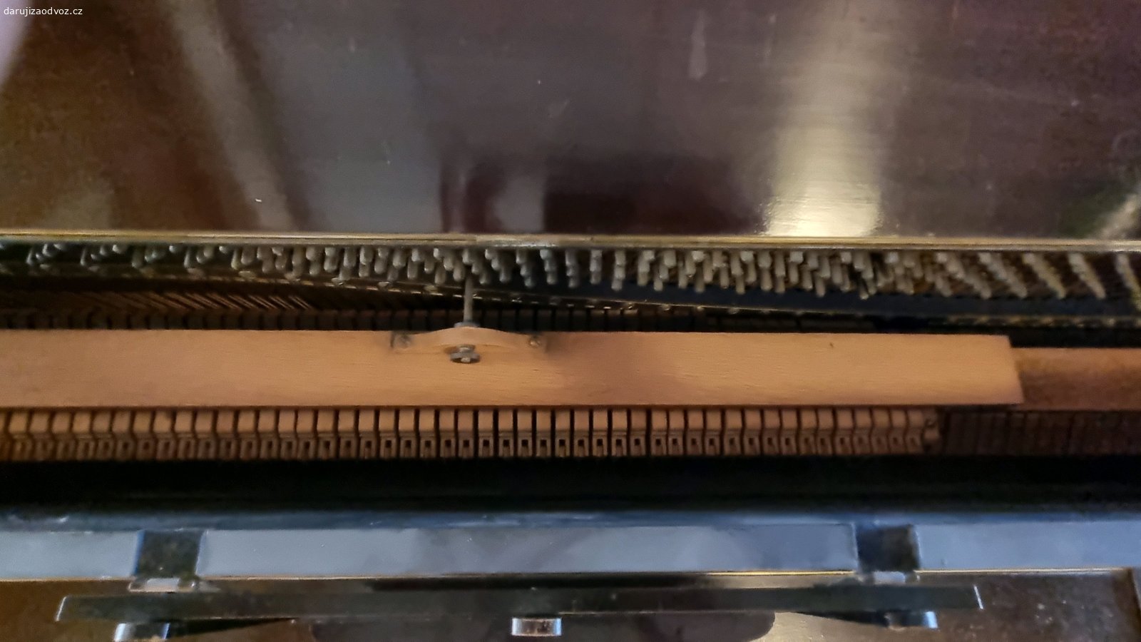 Pianino. Daruji za odvoz asi 150 let staré pianino, dovezené z Anglie. Rozladěné, známky opotřebení. Spíš jako dekorace.