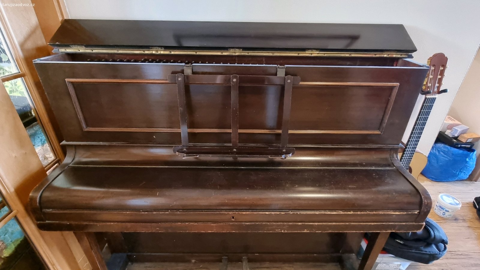 Pianino. Daruji za odvoz asi 150 let staré pianino, dovezené z Anglie. Rozladěné, známky opotřebení. Spíš jako dekorace.