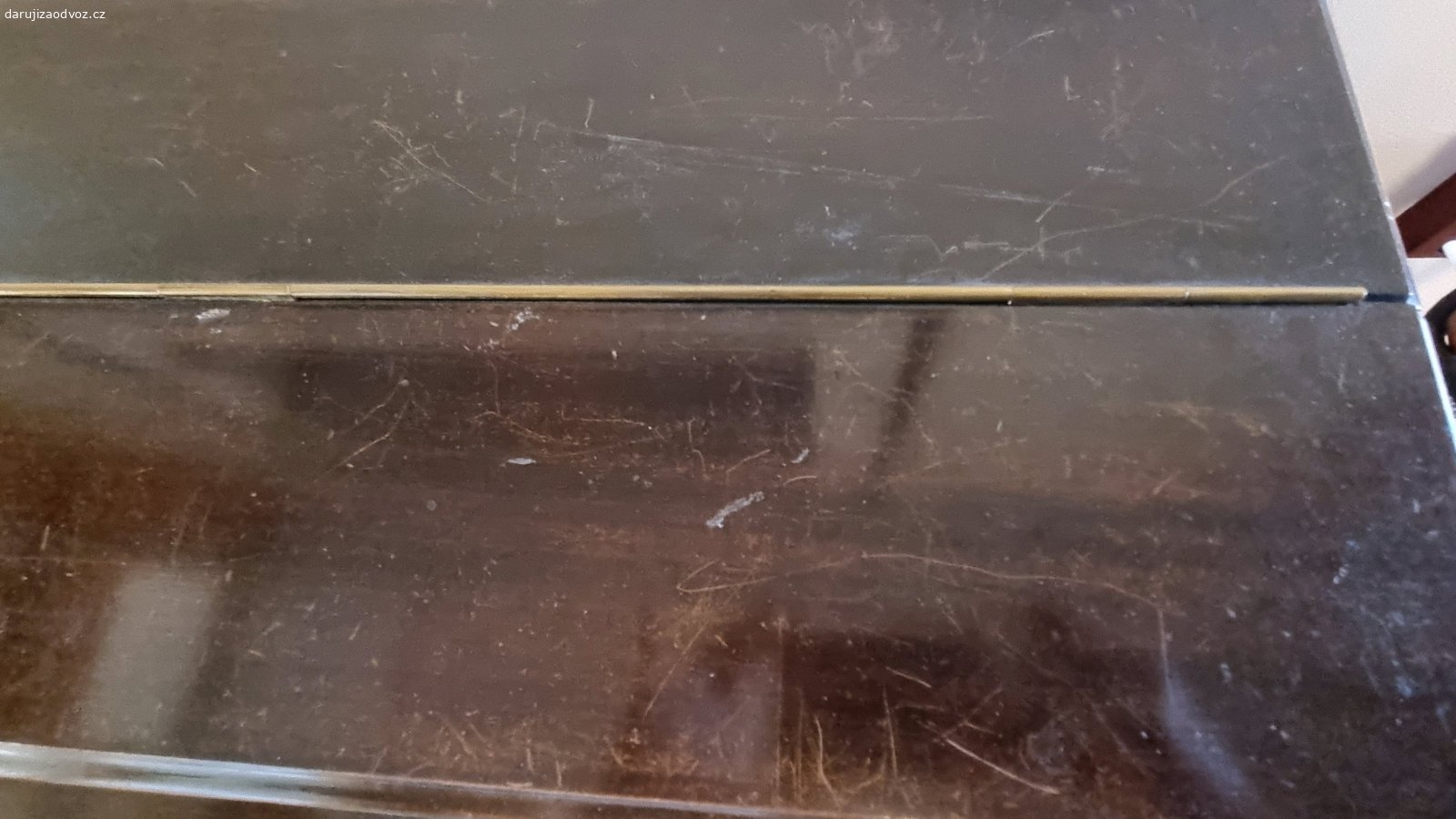 Pianino. Daruji za odvoz asi 150 let staré pianino, dovezené z Anglie. Rozladěné, známky opotřebení. Spíš jako dekorace.