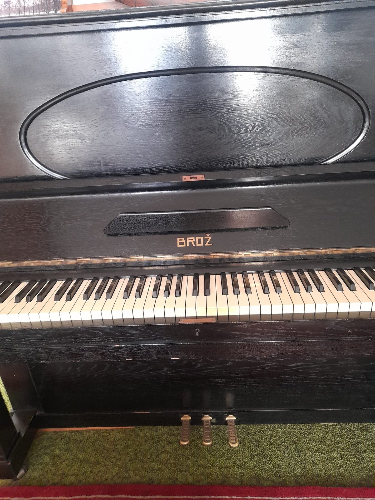 Piano Brož. Nabízíme Piano Brož i s židličkou. Funkční, po stěhování by potřebovalo znovu naladit.
Je možné vyzvednout po domluvě o víkendu v Bechyni. Nutno zajistit vlastní vystěhování a odnos. Nachází se v 1. patře domu bez výtahu. 

Rozměry: 
Délka 150cm nahoře
Délka krytu kláves 42 cm
Hloubka horní 38.5 cm
Hloubka s klávesami 67 cm
Výška od země 135 cm