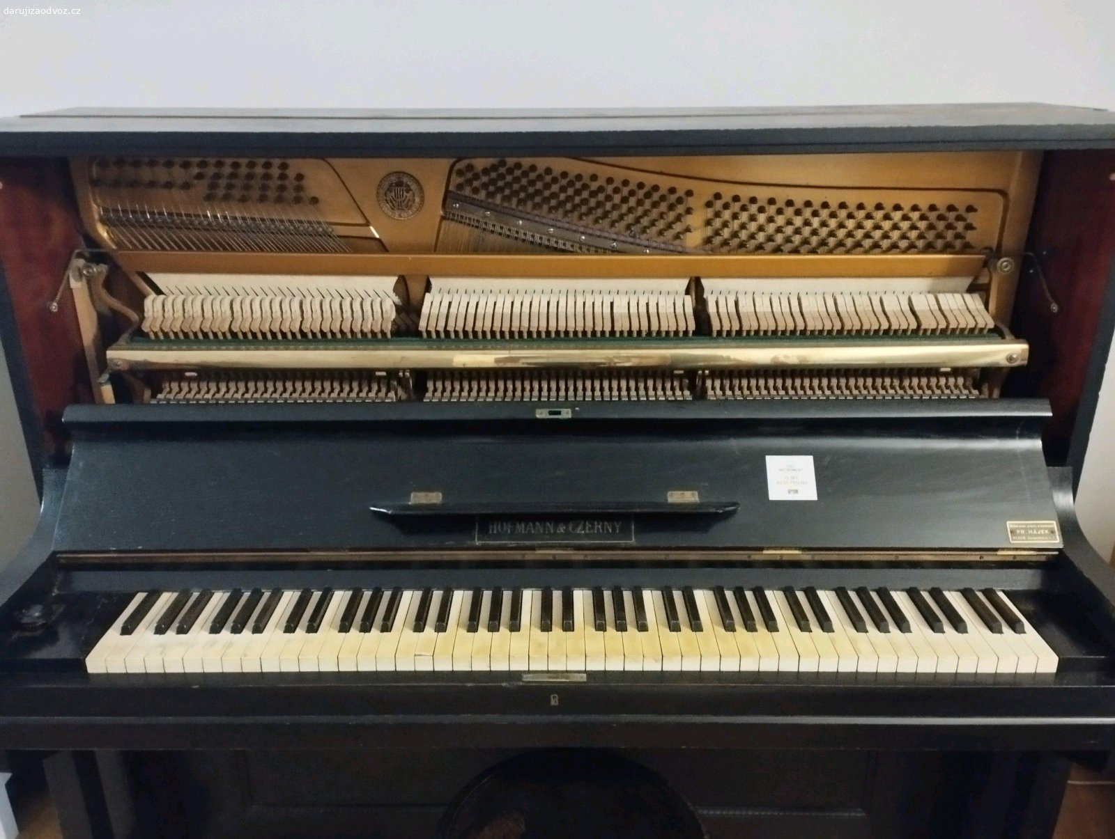 Piano Hofmann and Czerny. Staré používané piano ve slušném stavu. Vhodné pro začátečníky nebo jako pěkný kus nábytku