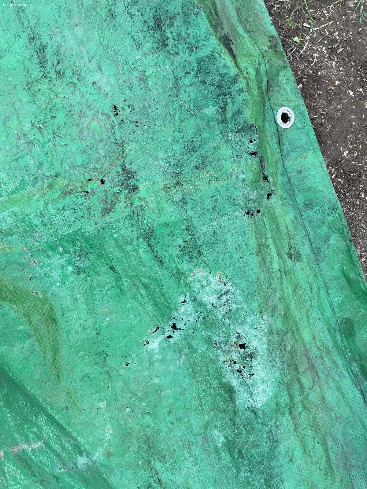 Plachta - 2,8 x 3,7 m - ZA ODVOZ!. Daruji ZA ODVOZ plachtu, rozměry: 2,8 x 3,7 m. Na některých místech děravá, používaná na uhlí - druhá strana je od uhlí, nutné umejt. K vyzvednutí po předchozí domluvě v Praze nebo středočeský kraj - Beroun, Kladno, Rakovník, Nižbor, Zbečno. Daruji další věci ZA ODVOZ viz. inzeráty!