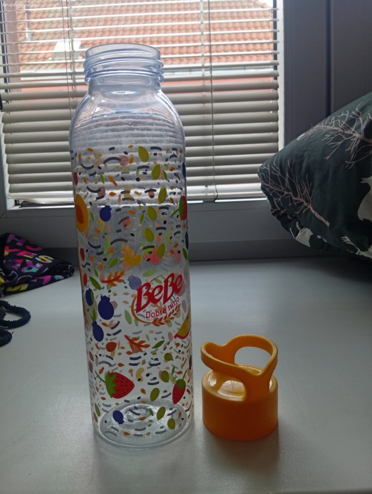 Plastová láhev na pití. Neuvyžité se