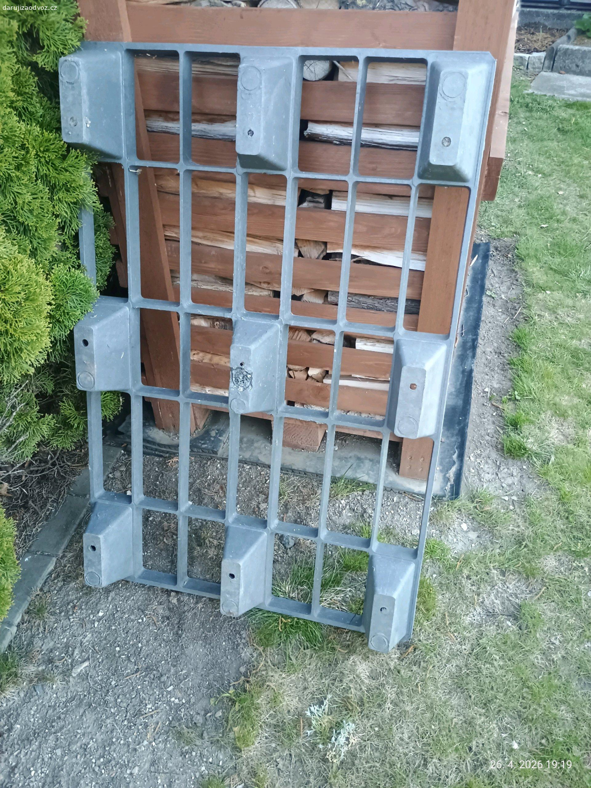 Plastová paleta. Daruji za odvoz plastovou paletu.