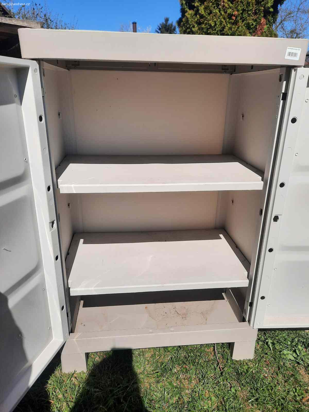 Plastová skrinka. Daruji plastovou skříňku. Možnost nastavit výšku šuplíku do 5 úrovni. Zezadu je trochu ustipla-viz foto
Ideálně výměnou za něco dobrého, ale klidně i jen tak;)