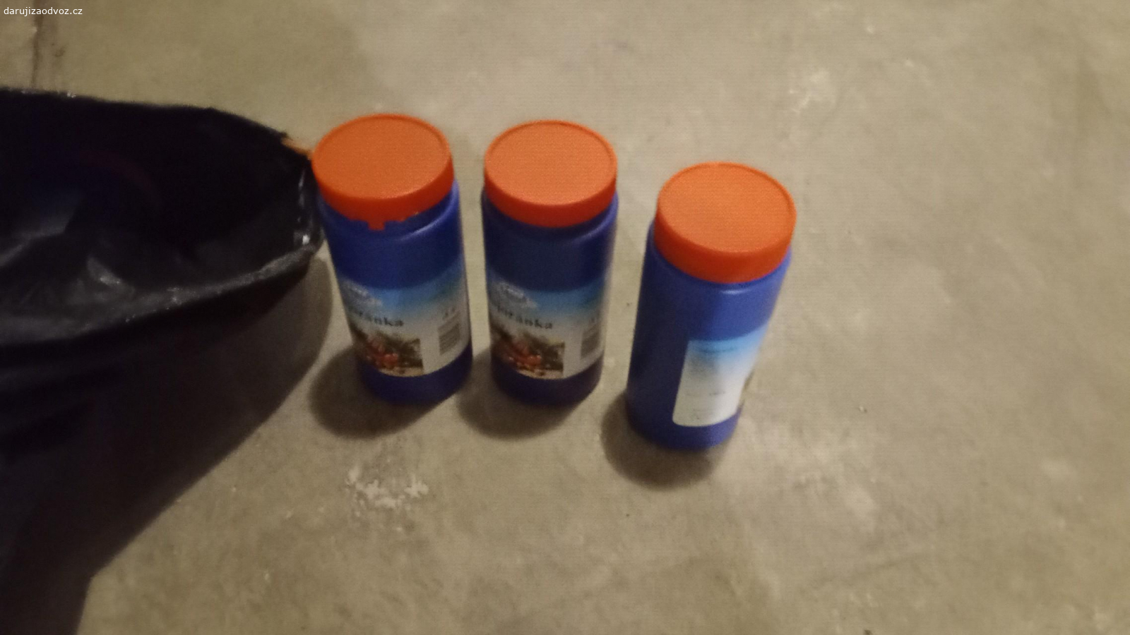 Plastové dózy od koření. Než to dám do plastu, třeba někdo užije.