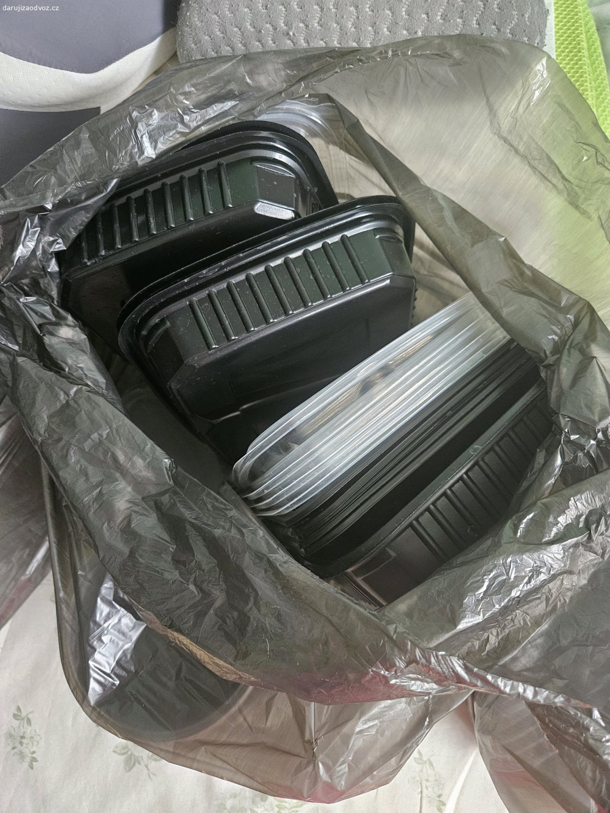 Plastové Krabicky. Plastové Krabicky co v nich fastfoody vozi jidlo-ruzne velikosti s vicky všechny ciste umyté v mycce-je mi líto vyhodit