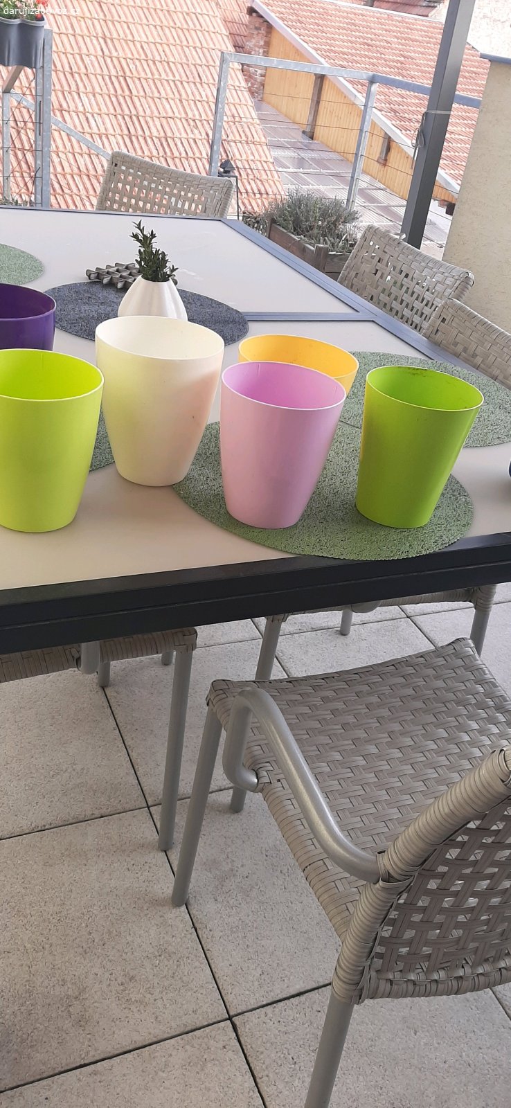 Plastové obaly na orchideje. Nabízím obaly na ochideje,různé barvy,průměr 13 cm