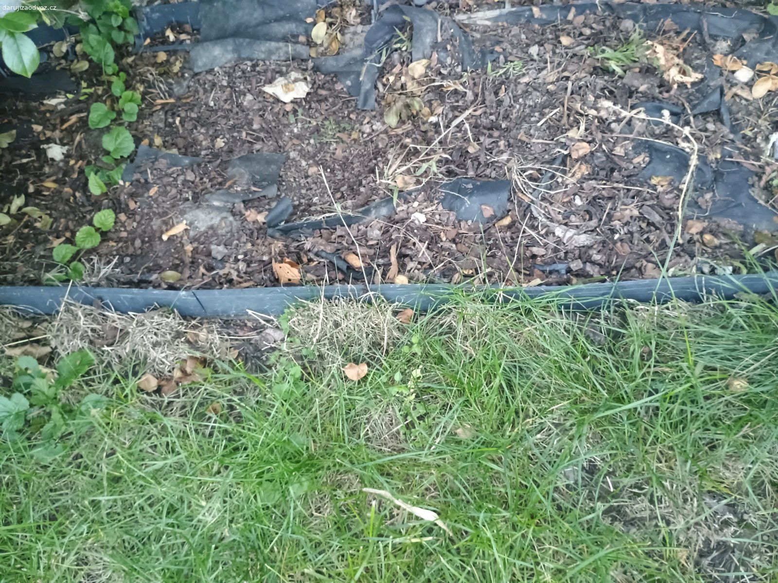 plastove oddelovace na zahradu. plastove oddelovace na zahradu, par ulomenych, vetsina v poradku