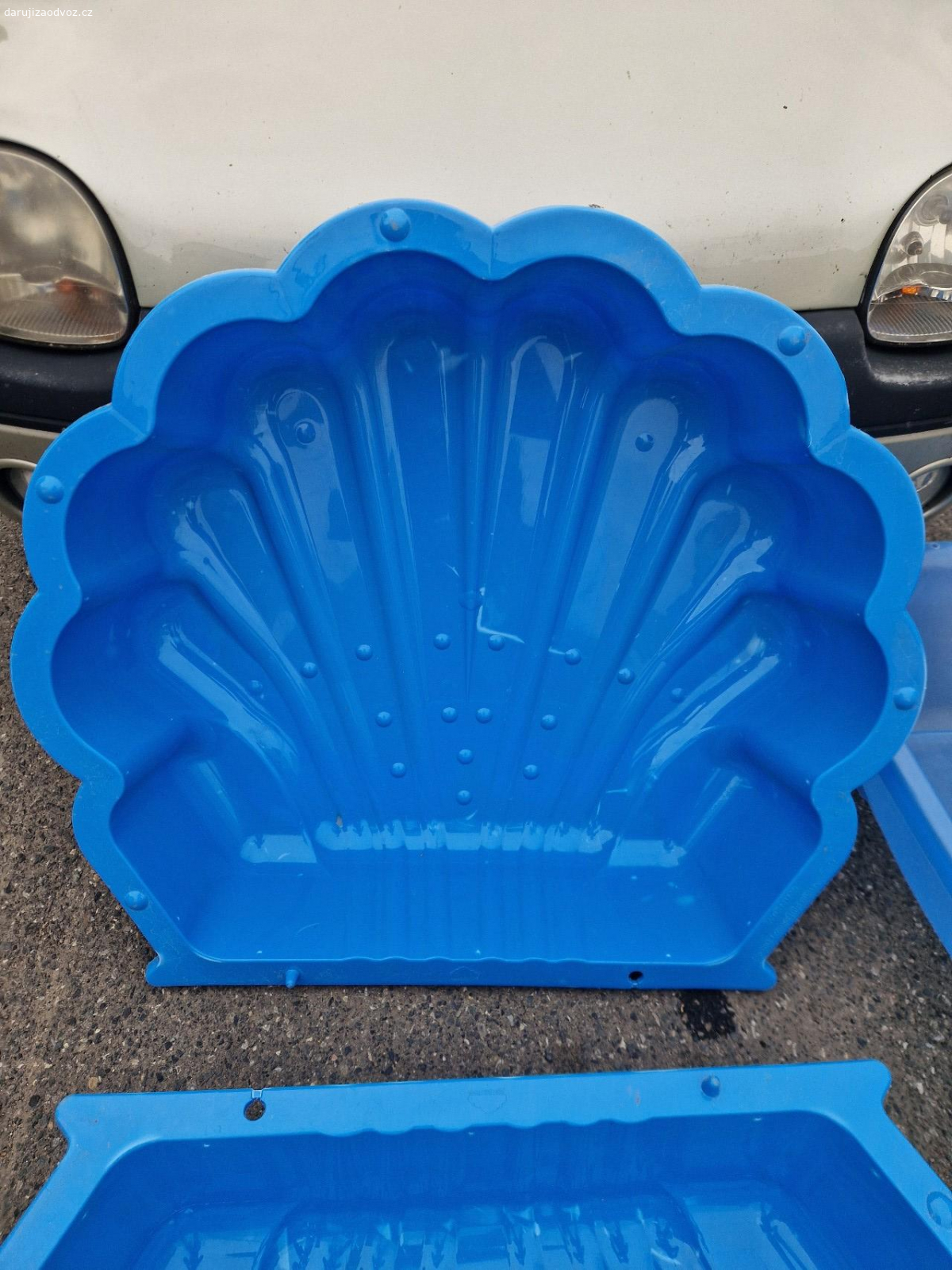 Plastové vaničky na koupání. Plastové vaničky na koupání. Něco za sebou již mají, ale stále poslouží. Přesné rozměry nemám. Twingo for scale. VOLAT