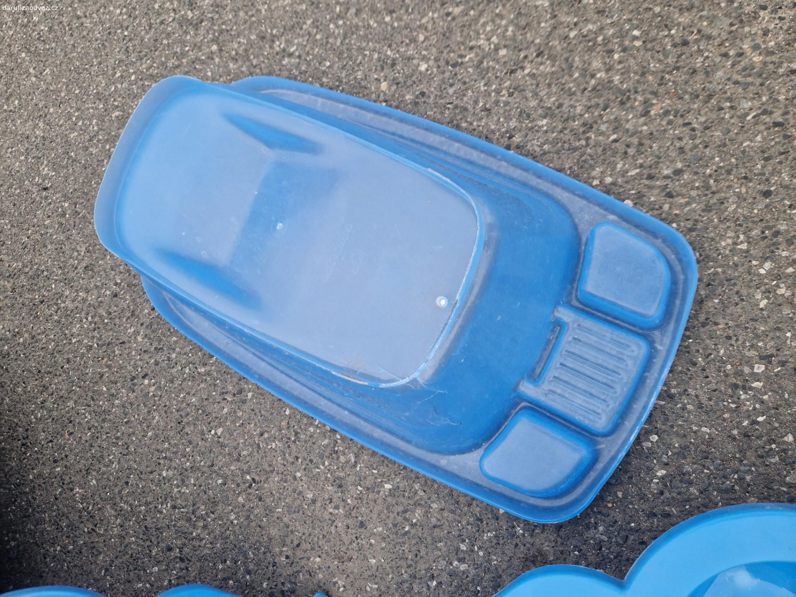 Plastové vaničky na koupání. Plastové vaničky na koupání. Něco za sebou již mají, ale stále poslouží. Přesné rozměry nemám. Twingo for scale. VOLAT