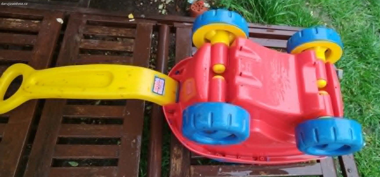 Plastový tahací vozík Mega Bloks – bez kostek. Daruji (ovoce pro děti potěší, není podmínkou) dětský tahací vozík značky Mega Bloks (Mattel). Vozík je používaný, nese známky hraní viditelné na fotkách, ale je plně funkční, robustní, plast nikde nepraskl, poslední dobou byl na zahradě. Má sklápěcí žluté madlo a modré bočnice s výstupky, na které lze kostky přímo stavět. Ideální jako úložný box na hračky nebo na převážení venku. Předám Praha 10-Strašnice, samostatně BEZ stavebních kostek.