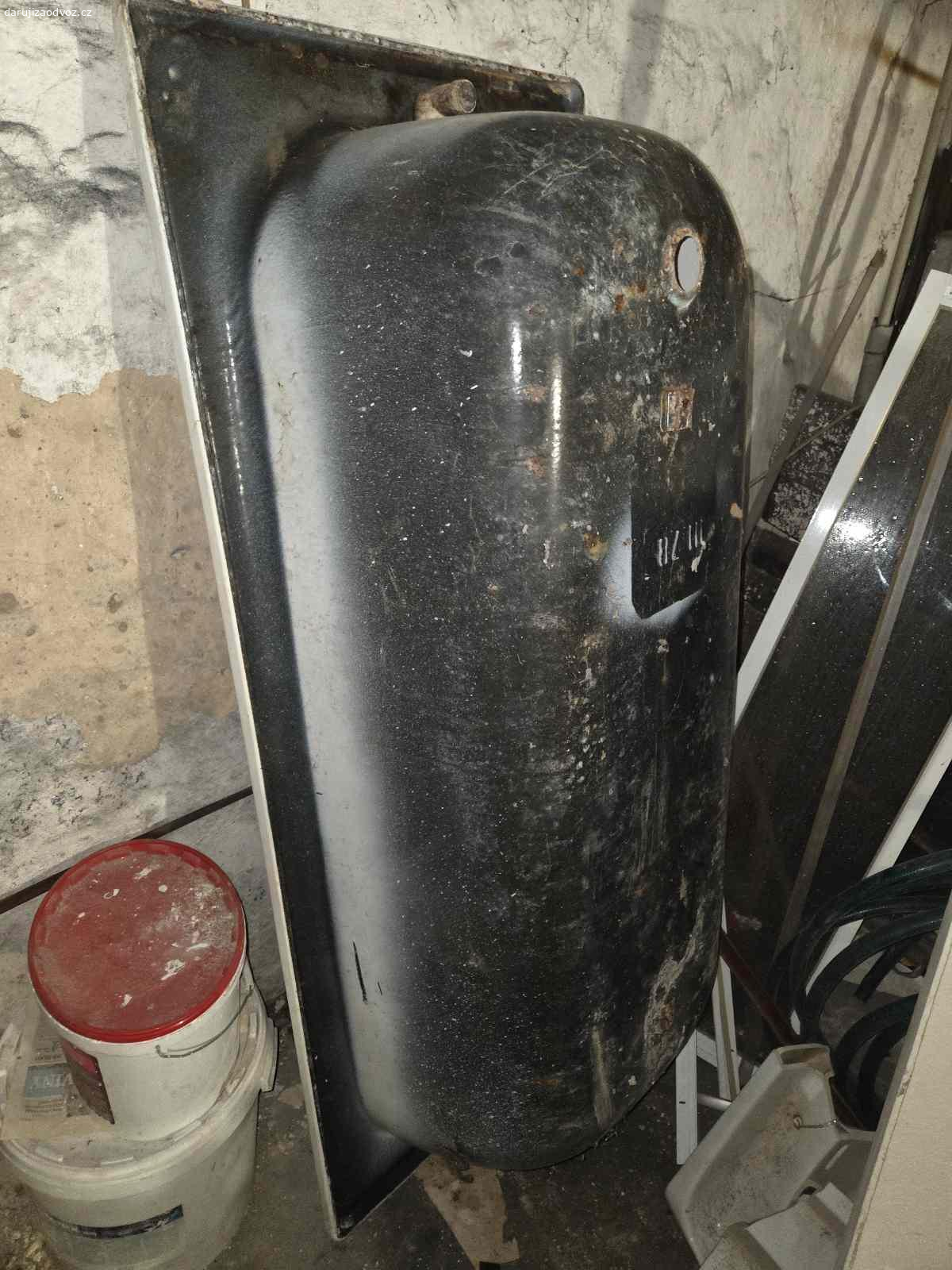 Plechová vana za odvoz. Daruji plechovou vanu vhodnou na zahradu jako vyvýšený záhon nebo zásobník dešťové vody atd.. Rozměr 170x100cm. Pište SMS zavolám zpět