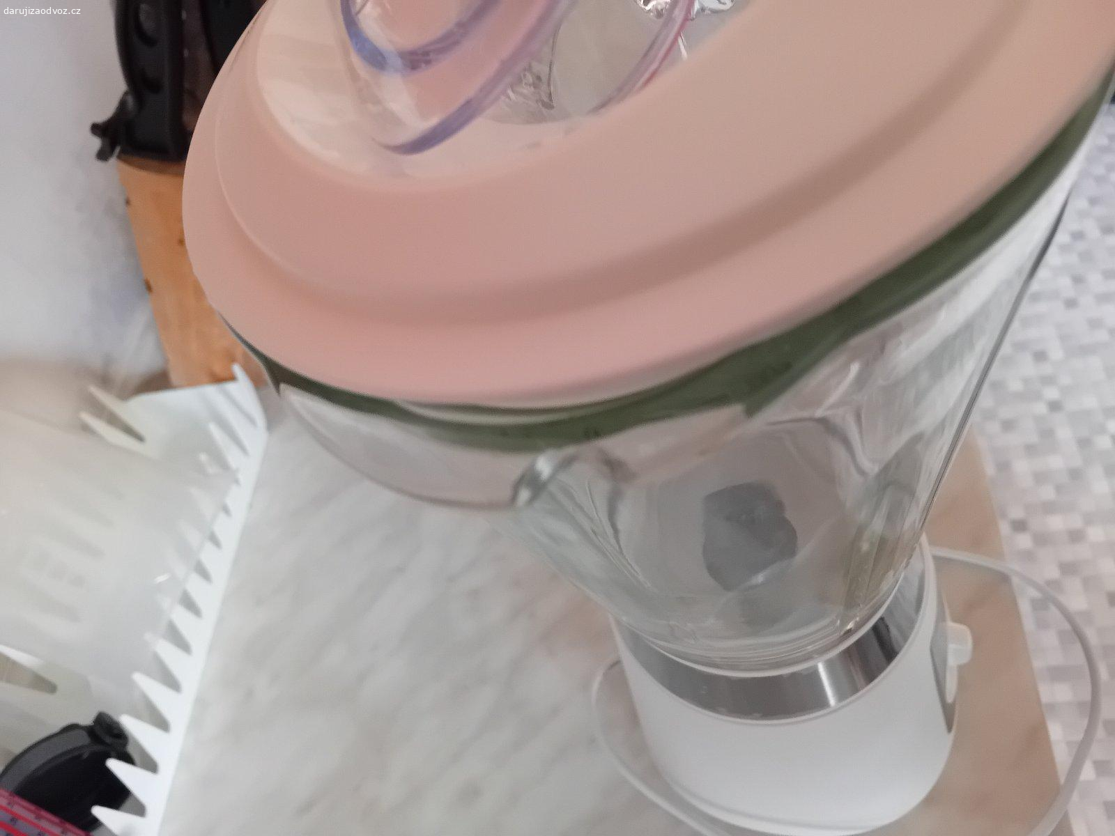 Plně funkční Mixer ORAVA RM 250. právě jsem mu trochu uštípla tu nádobu, jestli vám to nevadí, jinak je plně funkční