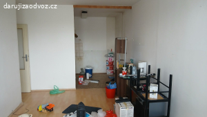 Plovoucí podlaha ve velmi dobrém stavu - spěchá
