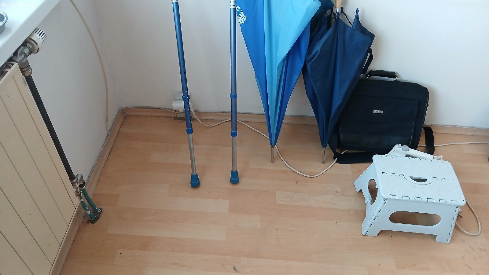 Plovoucí podlaha ve velmi dobrém stavu - spěchá. Laminátová světlá podlaha, 17 m2 čili 1 místnost,  dobře udržovaná, nepoškrábaná, k rozebrání na Velké Ohradě. 
Je potřeba ji odvézt cca do  1. 6.  kontaktujte, prosím, telefonicky.
Děkuji.