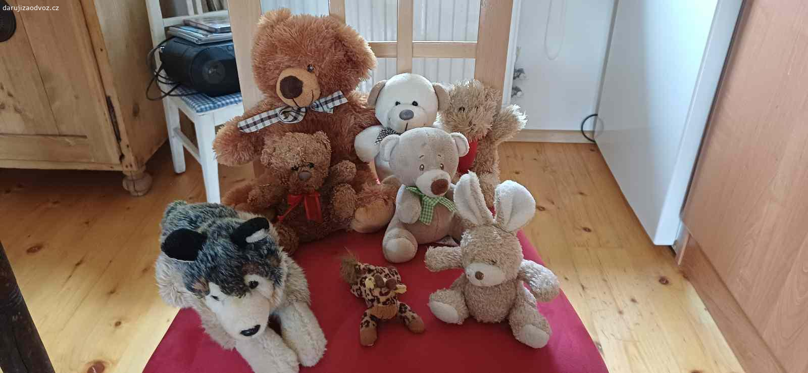 Plyšáci. Daruji mix plysaku, bohuzel pejsek ma kus bez chlupu. POUZE osobni vyzvednuti v obci Cekov.