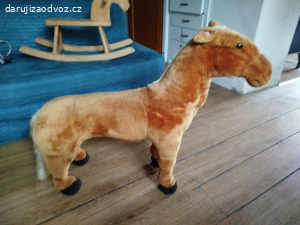 plyšový koník