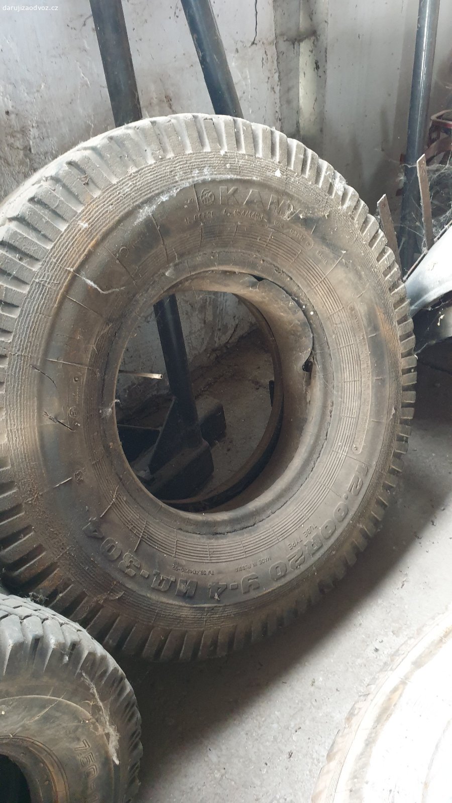 Pneu 12,00 - 20,00, bočnice z valníkové Avie.. Za odvoz tři pneu, dvě obutá, jedna pneu s duší + vložka, bočnice z valníkové Avie.  Stav viz fota.
