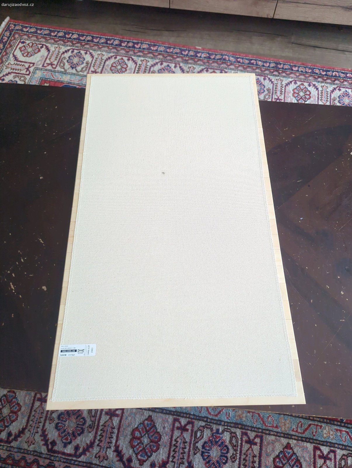 Podložka na opěradlo gauče. Dřevěná lamelová podložka IKEA, rozměr 38x66 cm. Možno použít na hrnečky, misky na opěradlo gauče.
