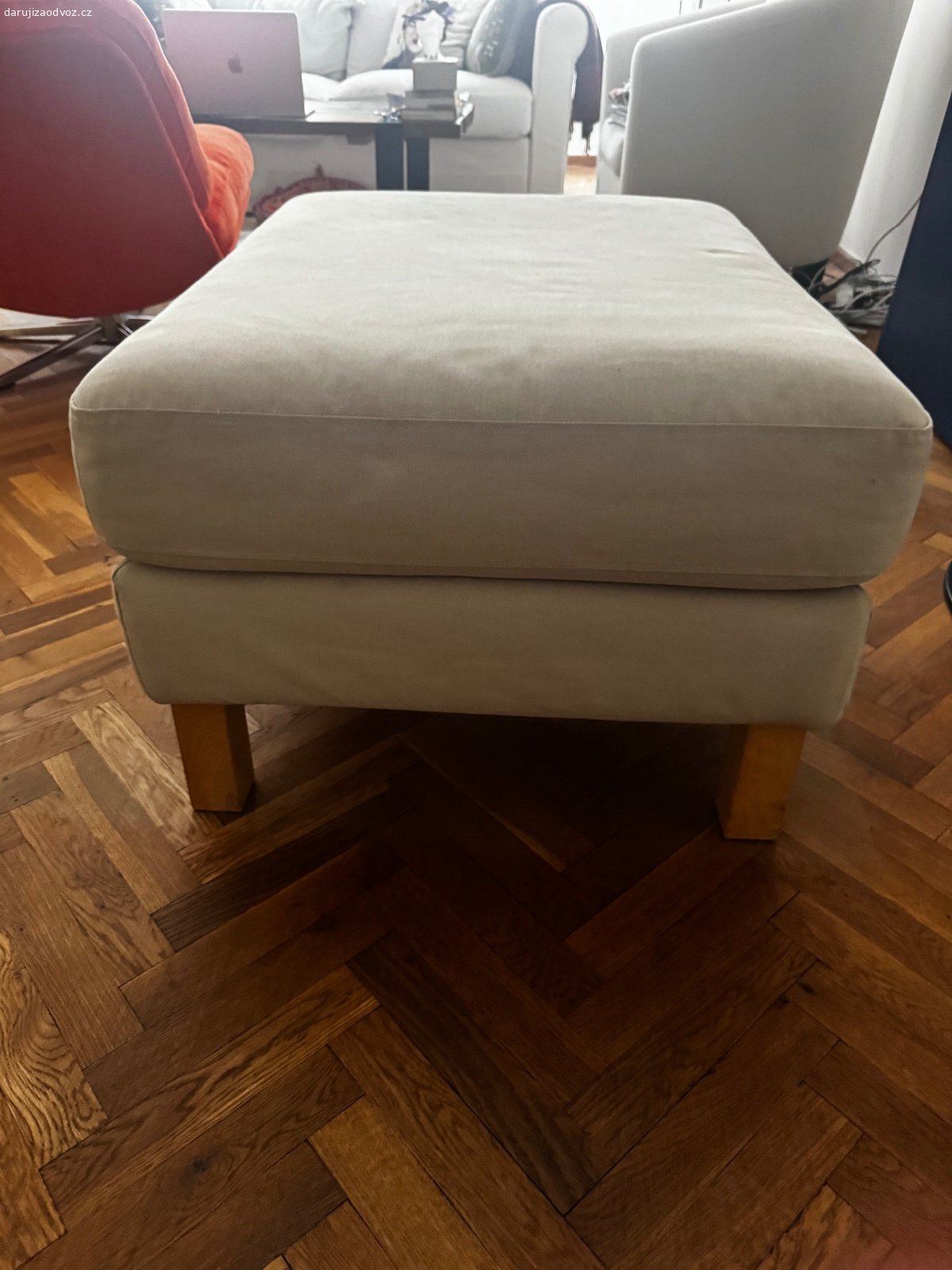 Podnožka taburet IKEA. ZAMLUVENO Za odvoz podnožku - taburet IKEA. Velikost: 80x  60 cm. Béžový  potah. Dřevěné nohy. Výška 42 cm.