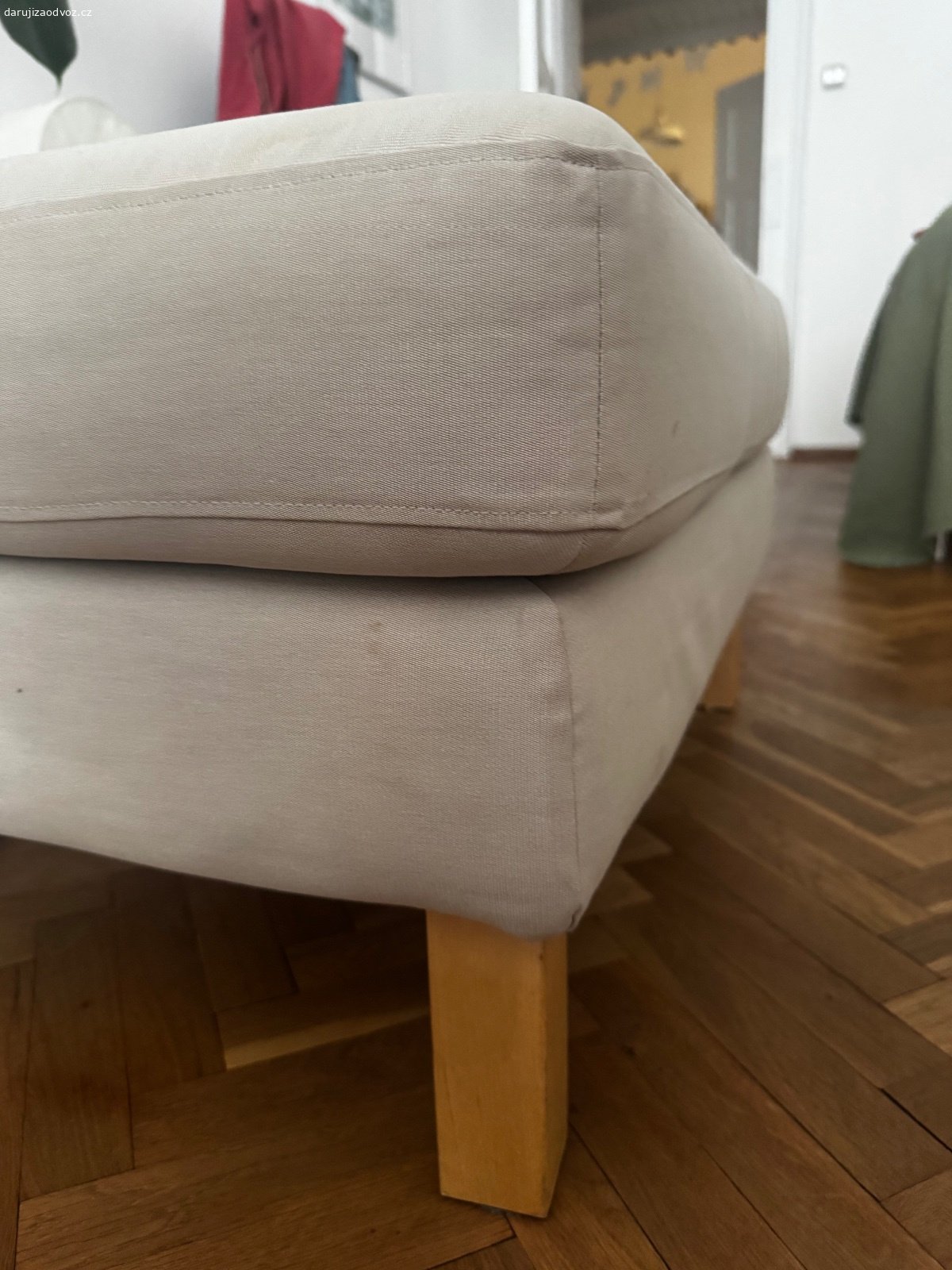 Podnožka taburet IKEA. ZAMLUVENO Za odvoz podnožku - taburet IKEA. Velikost: 80x  60 cm. Béžový  potah. Dřevěné nohy. Výška 42 cm.