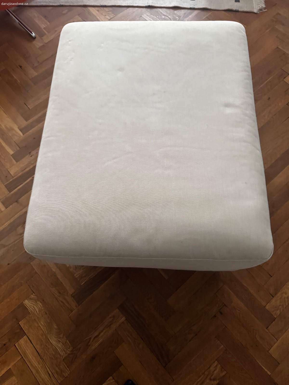 Podnožka taburet IKEA. ZAMLUVENO Za odvoz podnožku - taburet IKEA. Velikost: 80x  60 cm. Béžový  potah. Dřevěné nohy. Výška 42 cm.