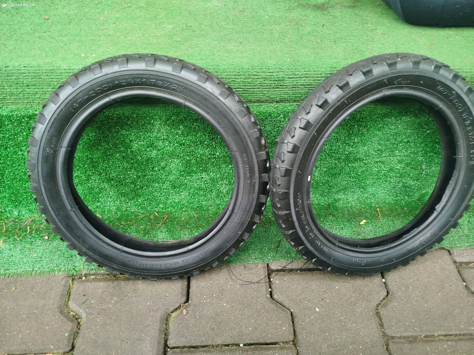 Podsedáky. Daruji za odvoz dva podsedáky a dva pláště na kočárek.