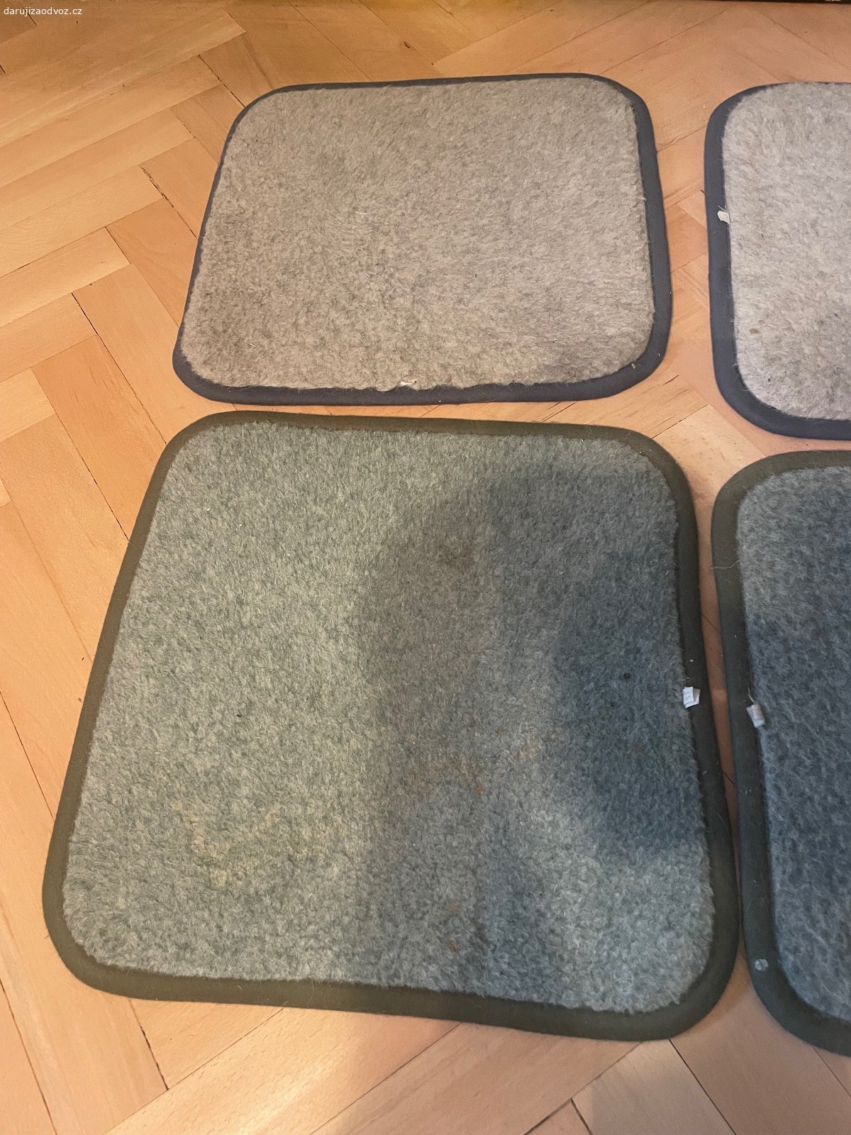 Podsedáky na židle - 4ks. Daruji filcové podsedáky na židle - 4ks. K vyzvednutí po předchozí domluvě na Praze 4. Daruji další věci za ODVOZ viz. inzeráty!