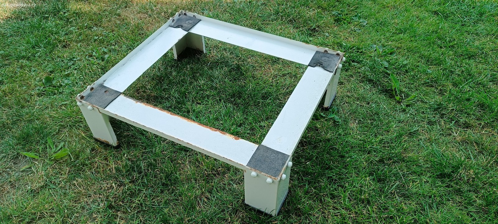 podstavec pod pračku / sušičku. Zvedne pračku o 17cm. Je tam mírná koroze (řešitelné), ale dosud pevně sloužil.