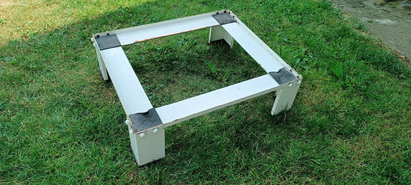 podstavec pod pračku / sušičku. Zvedne pračku o 17cm. Je tam mírná koroze (řešitelné), ale dosud pevně sloužil.