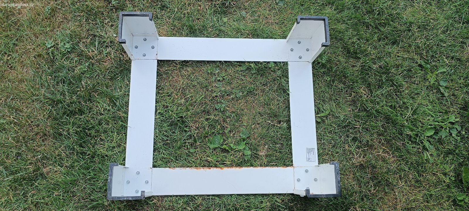podstavec pod pračku / sušičku. Zvedne pračku o 17cm. Je tam mírná koroze (řešitelné), ale dosud pevně sloužil.
