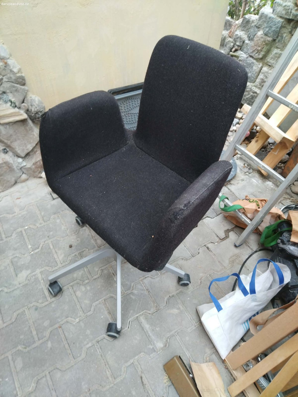 Pohodlné otočné křeslo – výškově nastavitelné. Nabízím malé, ale super pohodlné kancelářské křesílko k psacímu stolu IKEA Patrik v černé/antracitové barvě.
Židle je plně funkční – píst bez problému drží, je výškově nastavitelná a kolečka se hladce otáčejí.
Křeslo je prostorově nenáročné a skvěle se v něm sedí - má kosmetickou vadu – látka na koncích područek je prošoupaná/otrhaná (viz foto). Na funkčnost to nemá žádný vliv. Stačí na něj hodit přehoz, polštářek, nebo ho nechat takto třeba do dílny, garáže či na chatu.
K odvozu Praha 10-Strašnice - jestli chcete něco přinést, tak třeba čokoládu Milka, nebo krabičku heřmánkového čaje, není podmínkou - rovnou napište, kdy můžete přijet, uvítám rychlé jednání.