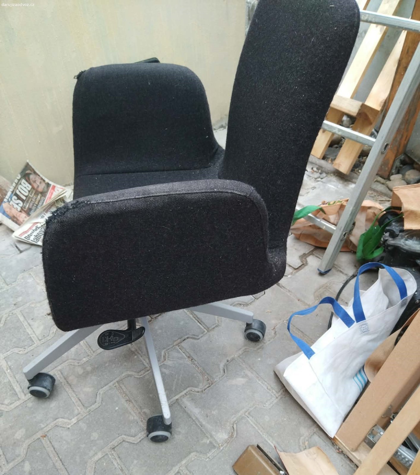 Pohodlné otočné křeslo – výškově nastavitelné. Nabízím malé, ale super pohodlné kancelářské křesílko k psacímu stolu IKEA Patrik v černé/antracitové barvě.
Židle je plně funkční – píst bez problému drží, je výškově nastavitelná a kolečka se hladce otáčejí.
Křeslo je prostorově nenáročné a skvěle se v něm sedí - má kosmetickou vadu – látka na koncích područek je prošoupaná/otrhaná (viz foto). Na funkčnost to nemá žádný vliv. Stačí na něj hodit přehoz, polštářek, nebo ho nechat takto třeba do dílny, garáže či na chatu.
K odvozu Praha 10-Strašnice - jestli chcete něco přinést, tak třeba čokoládu Milka, nebo krabičku heřmánkového čaje, není podmínkou - rovnou napište, kdy můžete přijet, uvítám rychlé jednání.