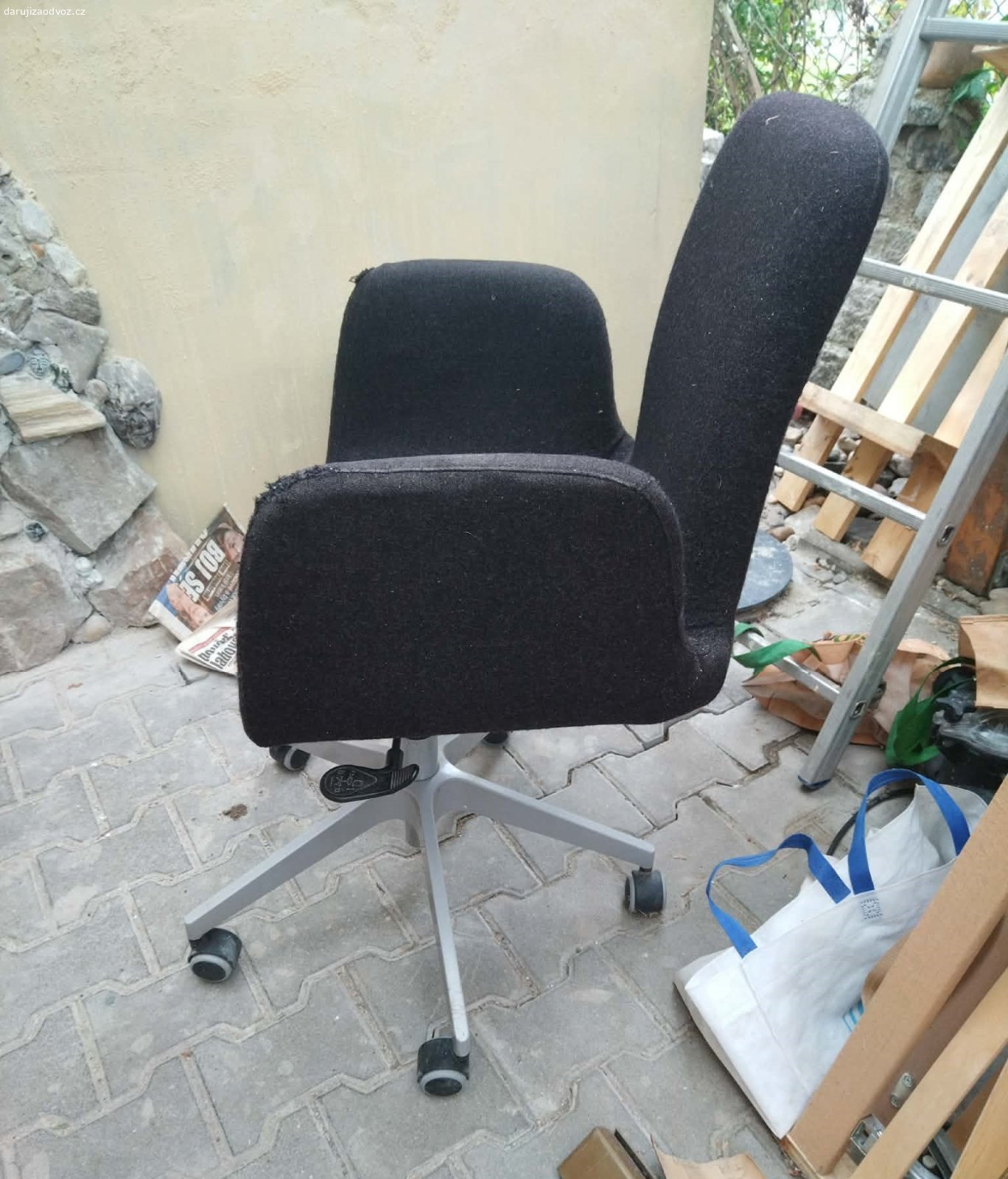Pohodlné otočné křeslo – výškově nastavitelné. Nabízím malé, ale super pohodlné kancelářské křesílko k psacímu stolu IKEA Patrik v černé/antracitové barvě.
Židle je plně funkční – píst bez problému drží, je výškově nastavitelná a kolečka se hladce otáčejí.
Křeslo je prostorově nenáročné a skvěle se v něm sedí - má kosmetickou vadu – látka na koncích područek je prošoupaná/otrhaná (viz foto). Na funkčnost to nemá žádný vliv. Stačí na něj hodit přehoz, polštářek, nebo ho nechat takto třeba do dílny, garáže či na chatu.
K odvozu Praha 10-Strašnice - jestli chcete něco přinést, tak třeba čokoládu Milka, nebo krabičku heřmánkového čaje, není podmínkou - rovnou napište, kdy můžete přijet, uvítám rychlé jednání.