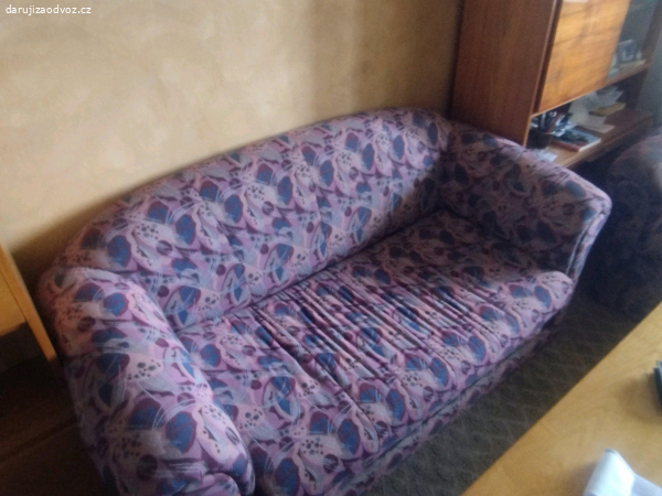pohovka a dvě kresla