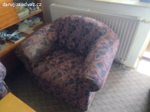 pohovka a dvě kresla