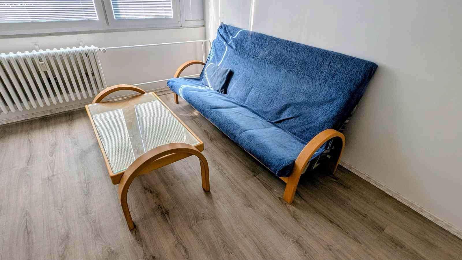 Pohovka + konferenční stolek. Nabízím za odvoz set Pohovky a konferenčního stolku, nutno snést ze 4.patra bez výtahu, s odnosem jsem ochotný pomoci. Pohovka není rozkládací, nejspíše jde rozebrat, ale nemám tušení jak moc. Praha 9 - Letnany