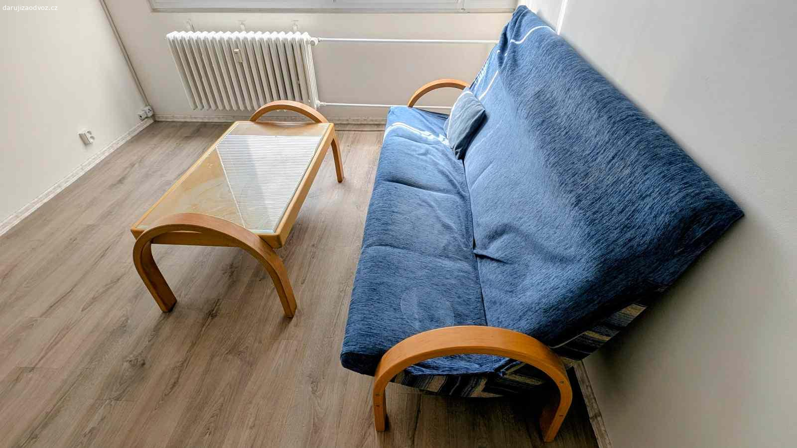 Pohovka + konferenční stolek. Nabízím za odvoz set Pohovky a konferenčního stolku, nutno snést ze 4.patra bez výtahu, s odnosem jsem ochotný pomoci. Pohovka není rozkládací, nejspíše jde rozebrat, ale nemám tušení jak moc. Praha 9 - Letnany