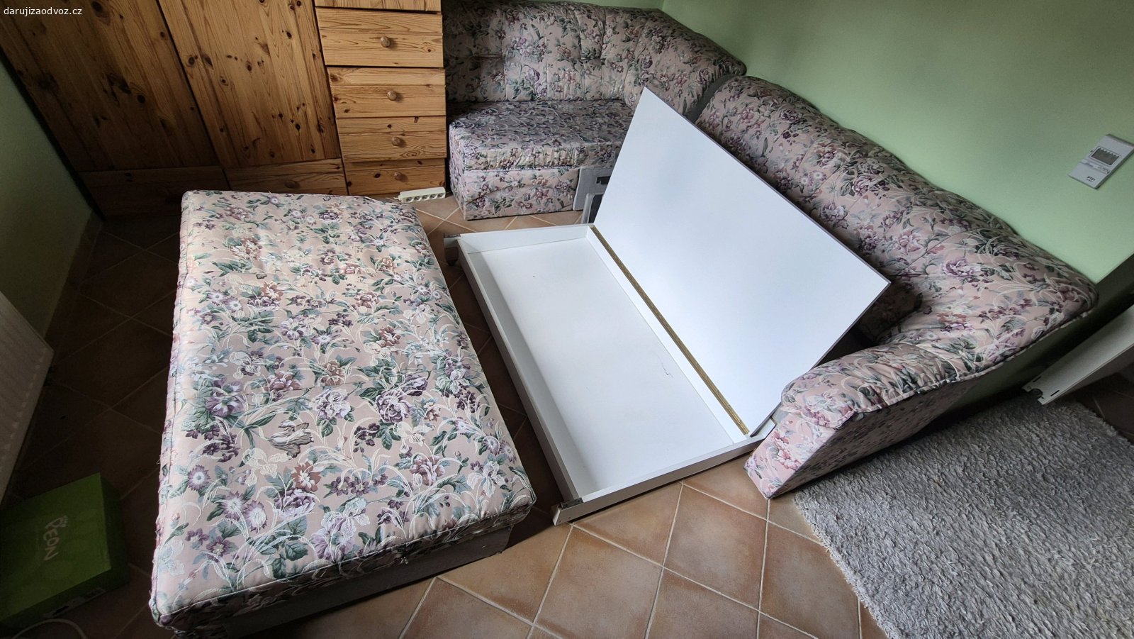 pohovka zdarma. potah v dobrém stavu,
rozměry celkové 255 x 155,
jednotlivé díly jsou 155 x 95 a 160 x 100,
výška sedáku 46,
lůžko vysouvací 140 x 195