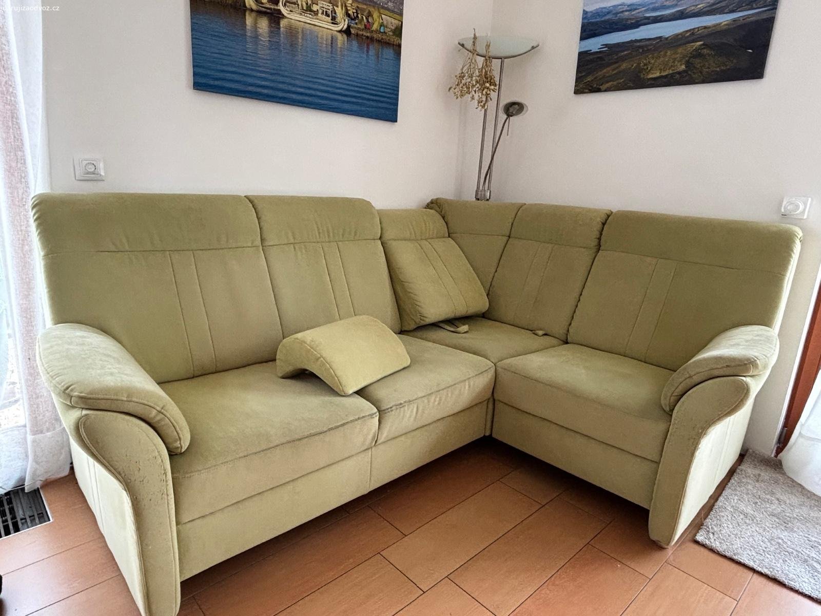 Pohovka zelená. Zelená pohovka, lehce opotřebovaná (škrábance na područkách, místy praskliny, které nejsou moc vidět). Rozměr 200x160cm. Není rozkládací.