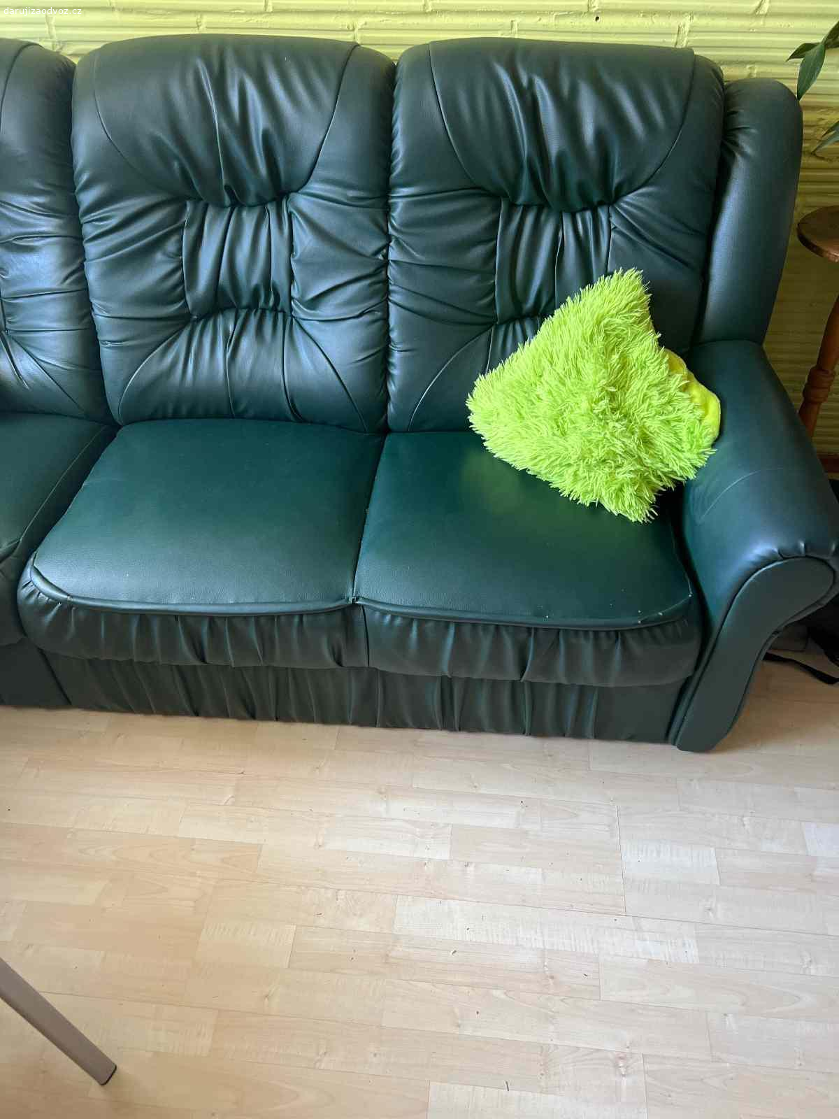 Pohovka. Dám za odvoz pohovku z ekokůže zelené barvy.