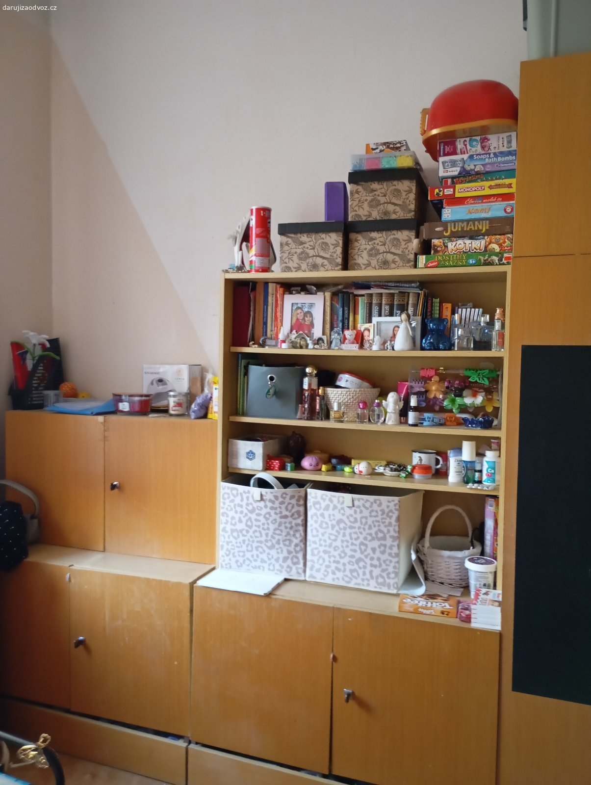 Pokojovou stěnu. Přenechám za odvoz pokojovou stěnu používanou, ale je zcela funkční snad někdo využije.