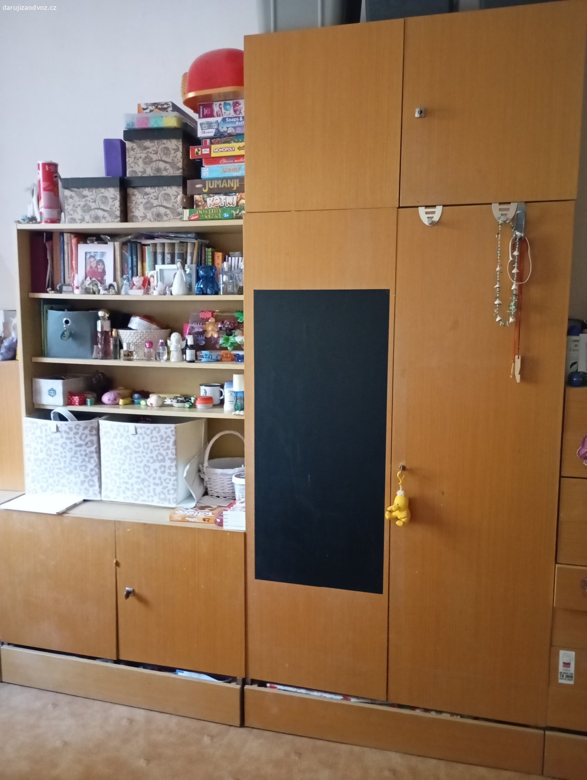 Pokojovou stěnu. Přenechám za odvoz pokojovou stěnu používanou, ale je zcela funkční snad někdo využije.