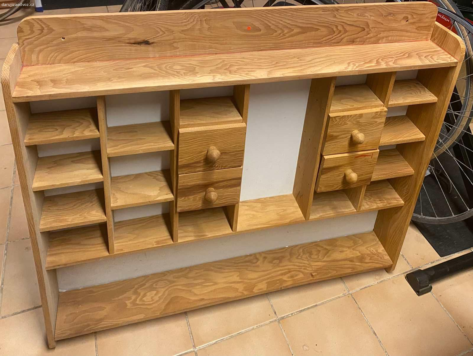 Police na stěnu. Daruji za odvoz, 84 x 75 x 10 cm.